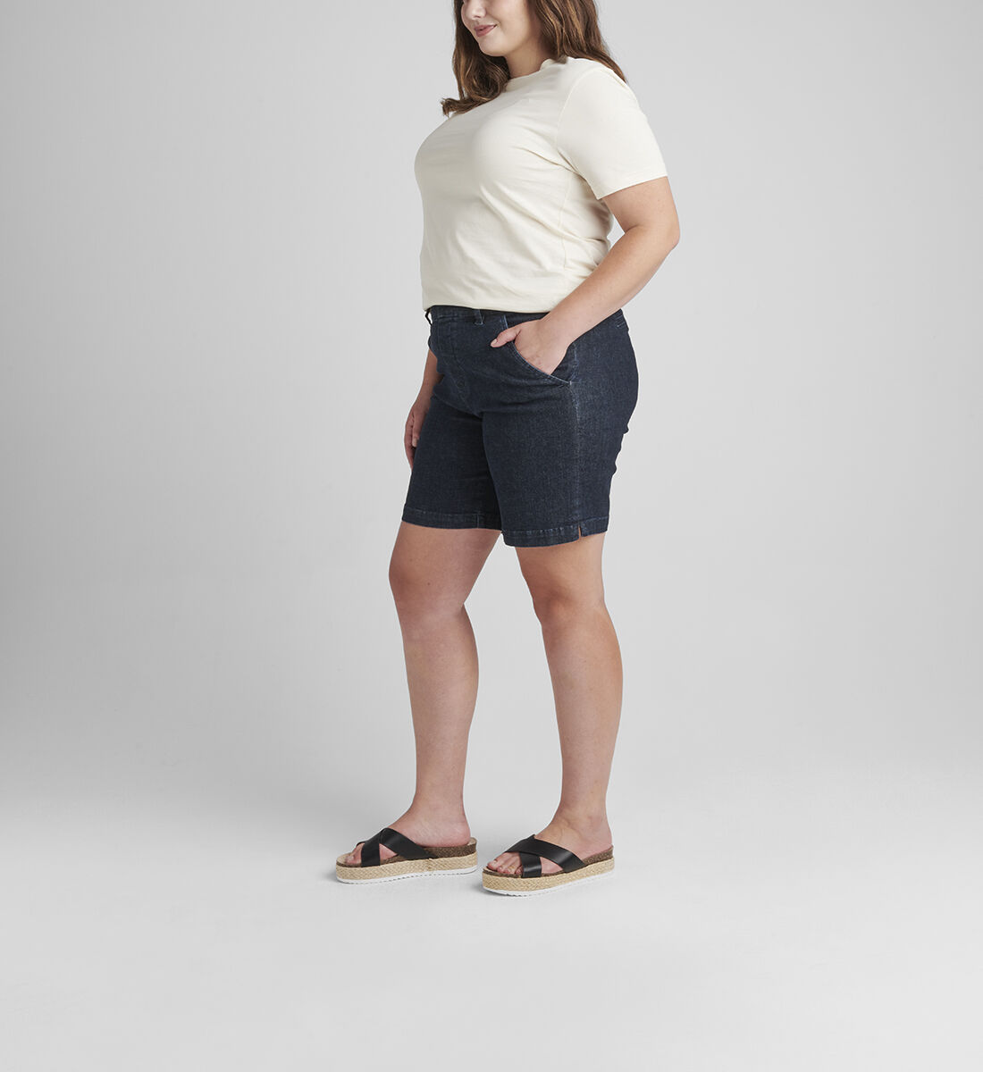 Maddie Mid Rise 8-inch Pull-On Short Plus Size Side