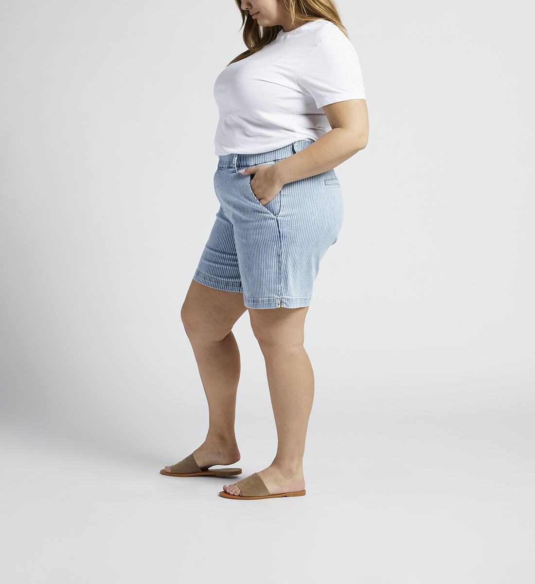 Maddie Mid Rise 8-inch Pull-On Short Plus Size Side